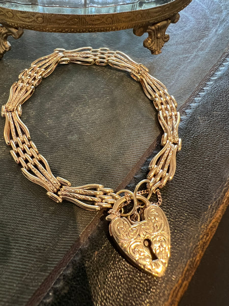 Antique Gate Link Bracelet in 9ct yellow gold.