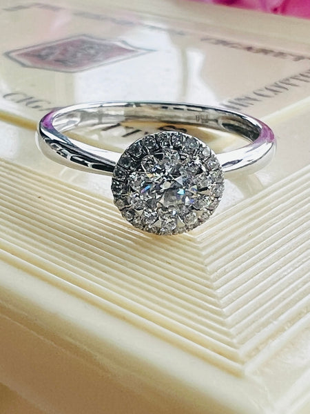 Dimoand Cluster Ring in 18ct white gold.